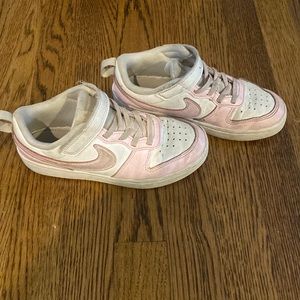 Nike girls size 1.5 low top sneakers color pink and white